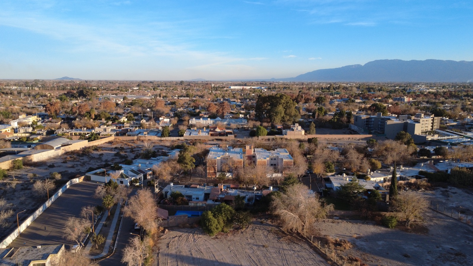 La cordillera al fondo desde la zona del loteo