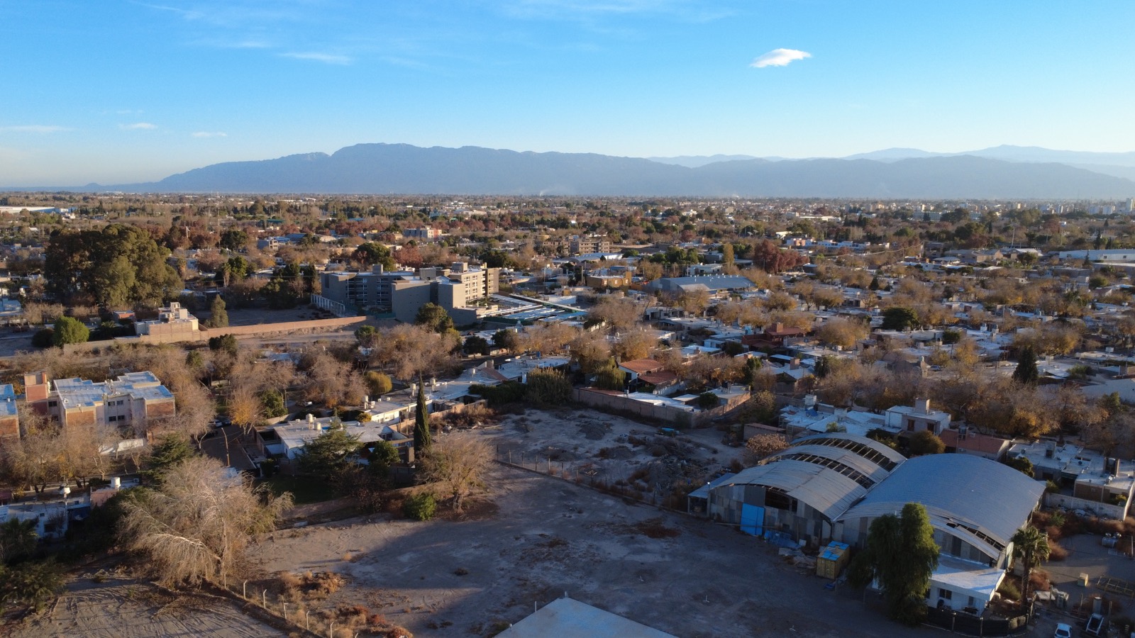 Zona consolidada con la cordillera de fondo